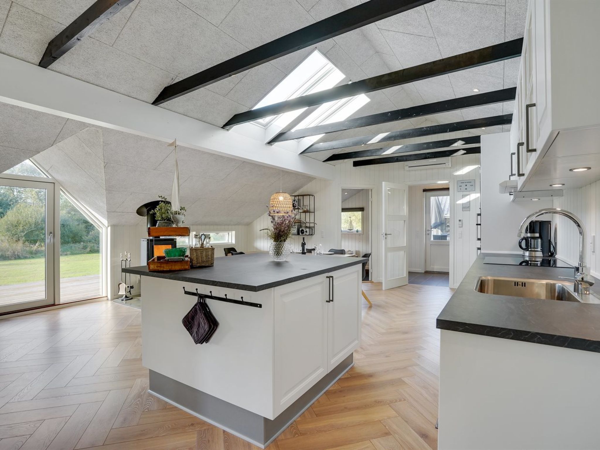 "Ellenora" - 1km from the sea - Binnen