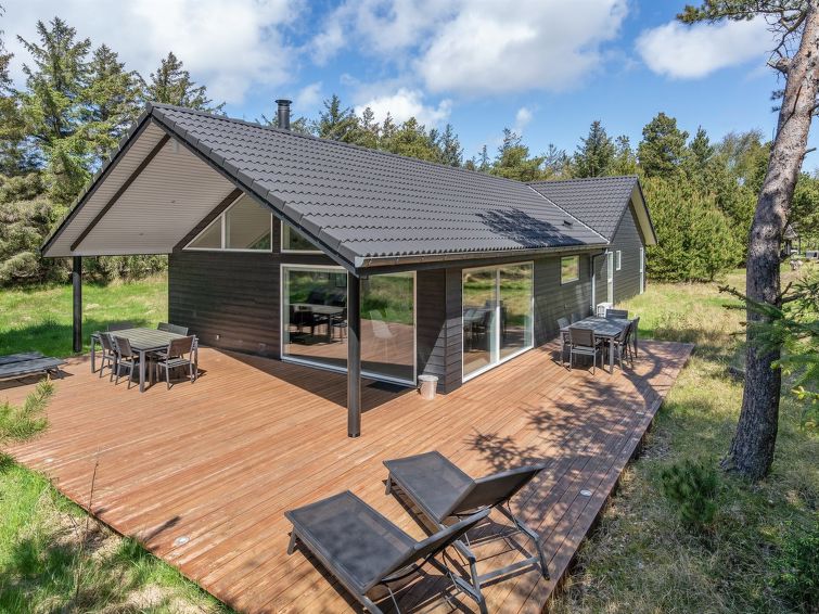 "Delan" - 1.3km from the sea", 4-Zimmer-Haus 185 m2. Objekt geeignet für 10 Erwachsene. Wohnzimmer mit TV und Stereoanlage. 1 Zimmer mit 1 Doppelbett. 1 Zimmer mit 1 Doppelbett. 1 Zimmer mit 1 Doppel..