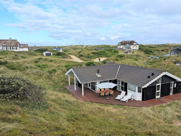 "Asvalde" - 150m from the sea", 3-Zimmer-Haus 103 m2. Objekt geeignet für 6 Erwachsene. Wohnzimmer mit TV, Radio, CD und DVD. 1 Zimmer mit 1 Doppelbett. 1 Zimmer mit 1 Doppelbett. 1 Zimmer mit 2 Bett..