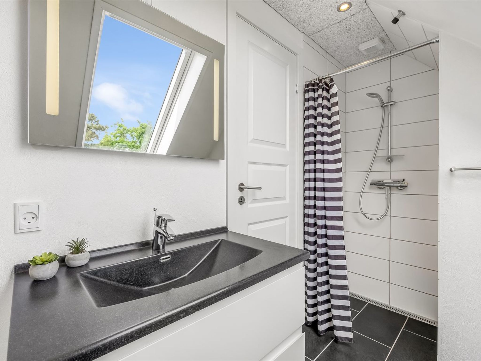 "Lavrans" - 2.5km from the sea - Binnen