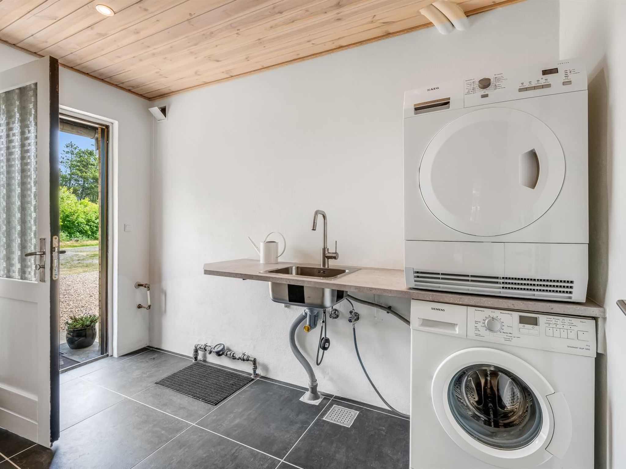 "Lavrans" - 2.5km from the sea - Binnen