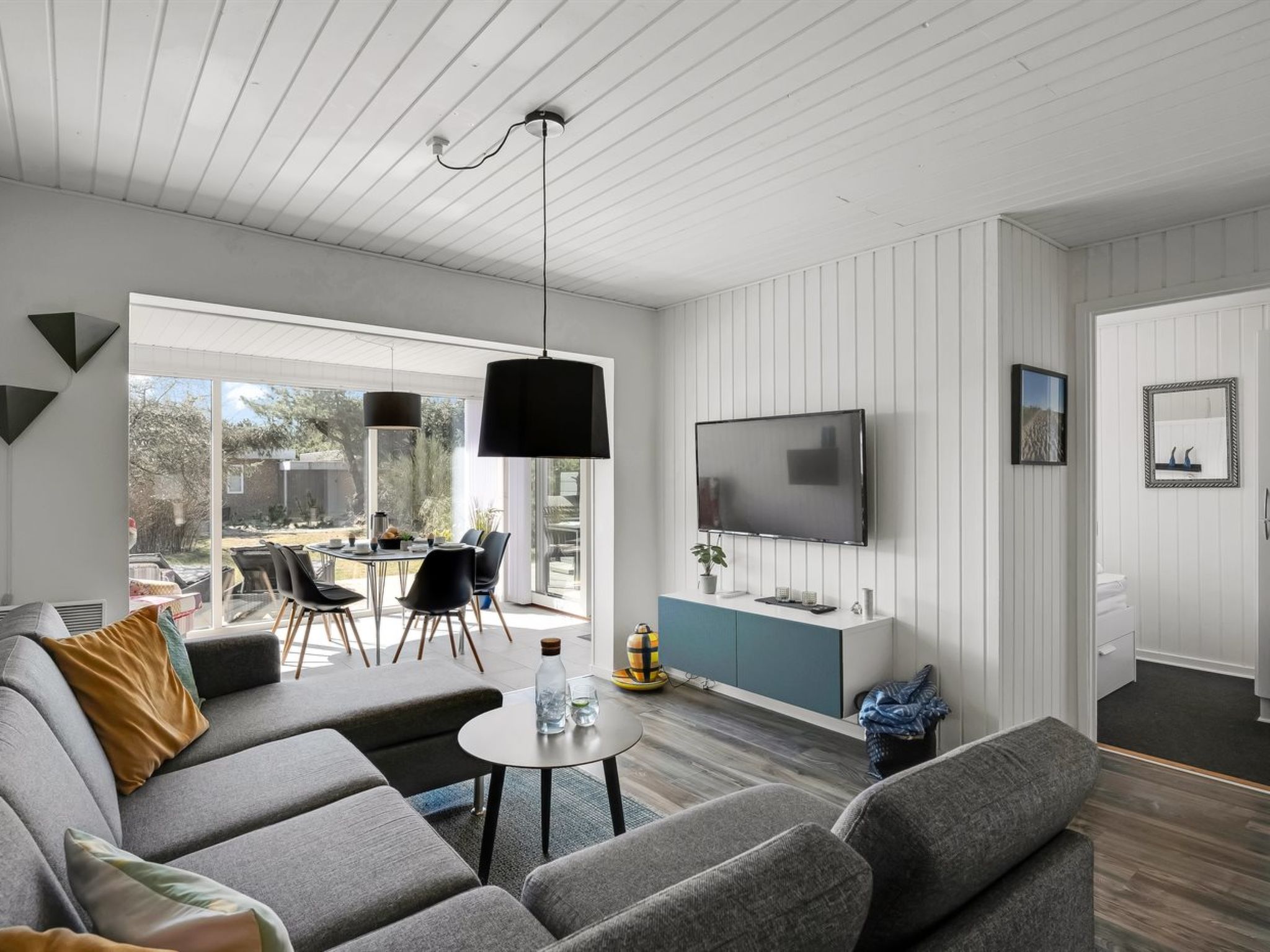 "Clemence" - 900m from the sea - Binnen