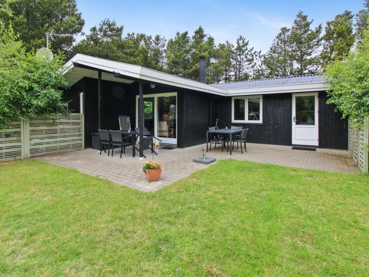 "Straale" - 1.4km from the sea", huis 3-kamers 80 m2. Het objekt is geschikt voor 6 volwassenen. Woonkamer met TV, radio en DVD. 1 kamer met 1 2-pers bed. 1 kamer met 2 bedden. 1 kamer met 2 bedden. K..