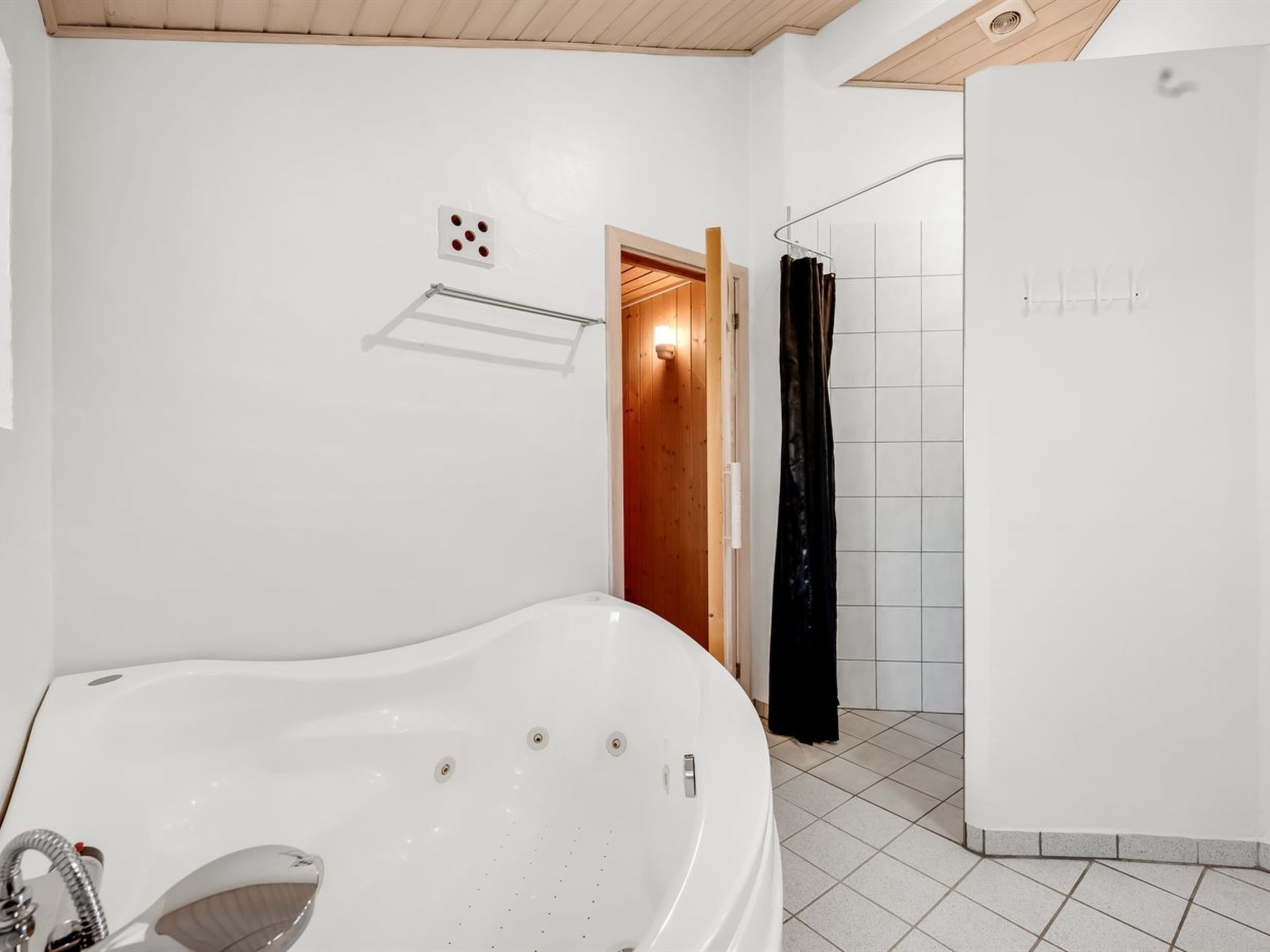"Salla" - 1.2km from the sea-Binnen