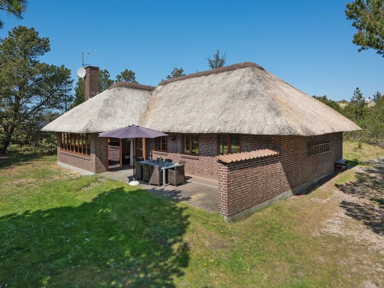 "Satzur" - 800m from the sea", huis 4-kamers 120 m2. Het objekt is geschikt voor 8 volwassenen. Woonkamer met TV, radio, CD-speler en stereo-installatie. 1 kamer met 2 bedden. 1 kamer met 1 2-pers bed..