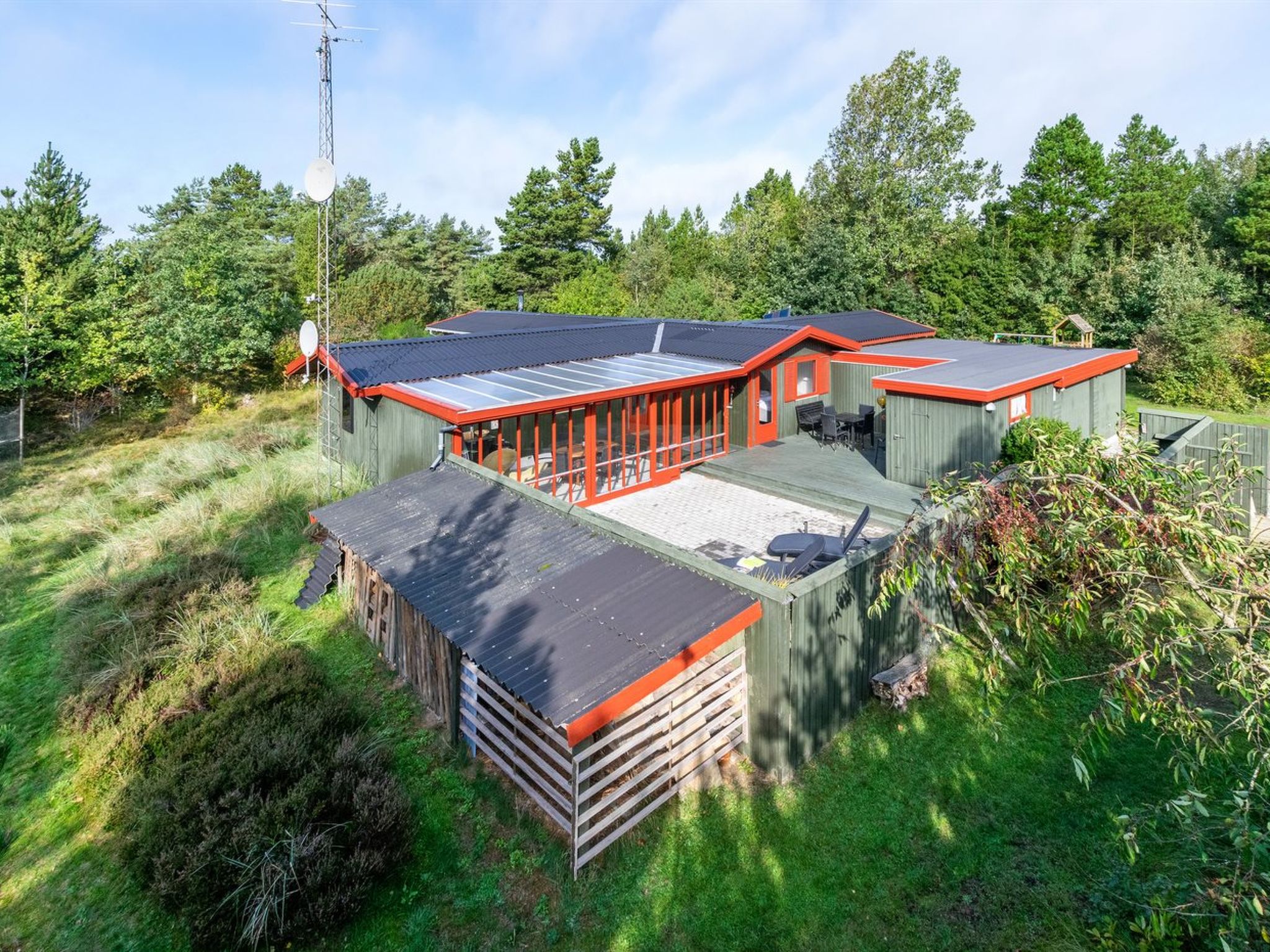 "Eliane" - 4km from the sea", huis 4-kamers 126 m2. Het objekt is geschikt voor 8 volwassenen + 1 kinderen. Woonkamer met TV, radio, CD-speler en DVD. 1 kamer met 1 2-pers bed. 1 kamer met 2 bedden. S..
