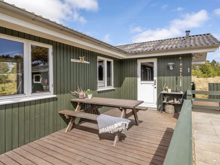 "Absolon" - 1.5km from the sea", 3-Zimmer-Haus 70 m2. Objekt geeignet für 6 Erwachsene. Wohnzimmer mit TV. 1 Zimmer mit 1 Doppelbett. 1 Zimmer mit 1 Doppelbett. 1 Zimmer mit 1 x 2 Etagenbetten. Küch..