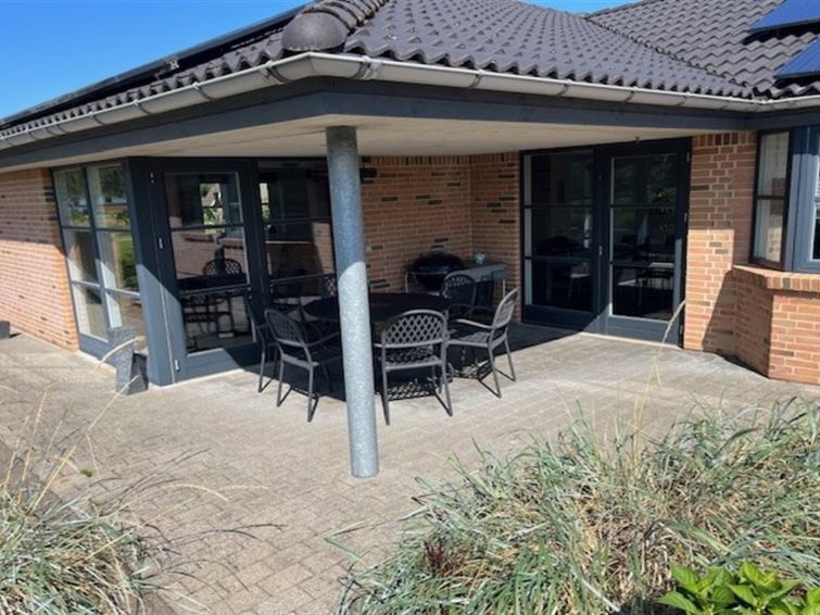 "Elsi" - 1.3km from the sea", huis 4-kamers 147 m2. Het objekt is geschikt voor 6 volwassenen. Woonkamer met TV. 1 kamer met 1 2-pers bed. 1 kamer met 1 2-pers bed. 1 kamer met 1 bed. 1 kamer met 1 be..