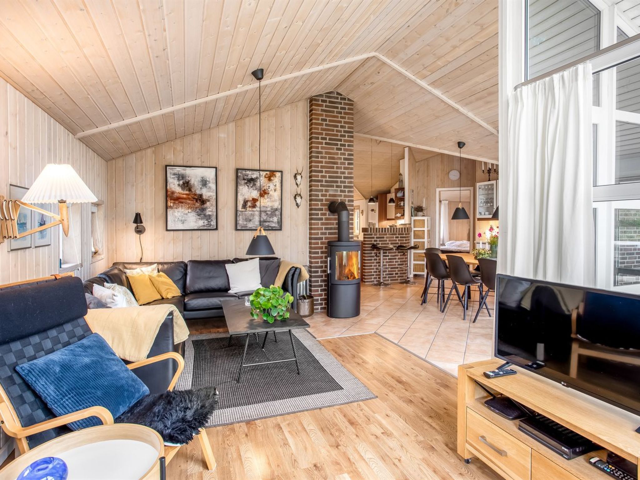 "Ronna" - 2.2km from the sea - Binnen