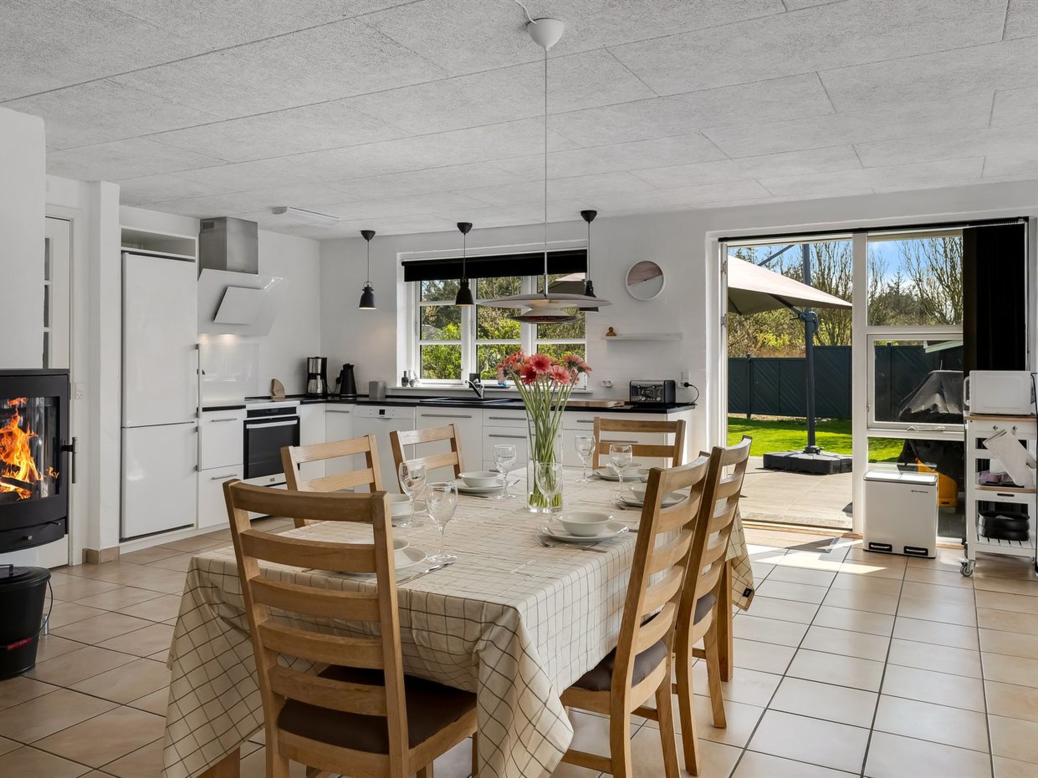 "Svenn" - 400m from the sea - Drinnen