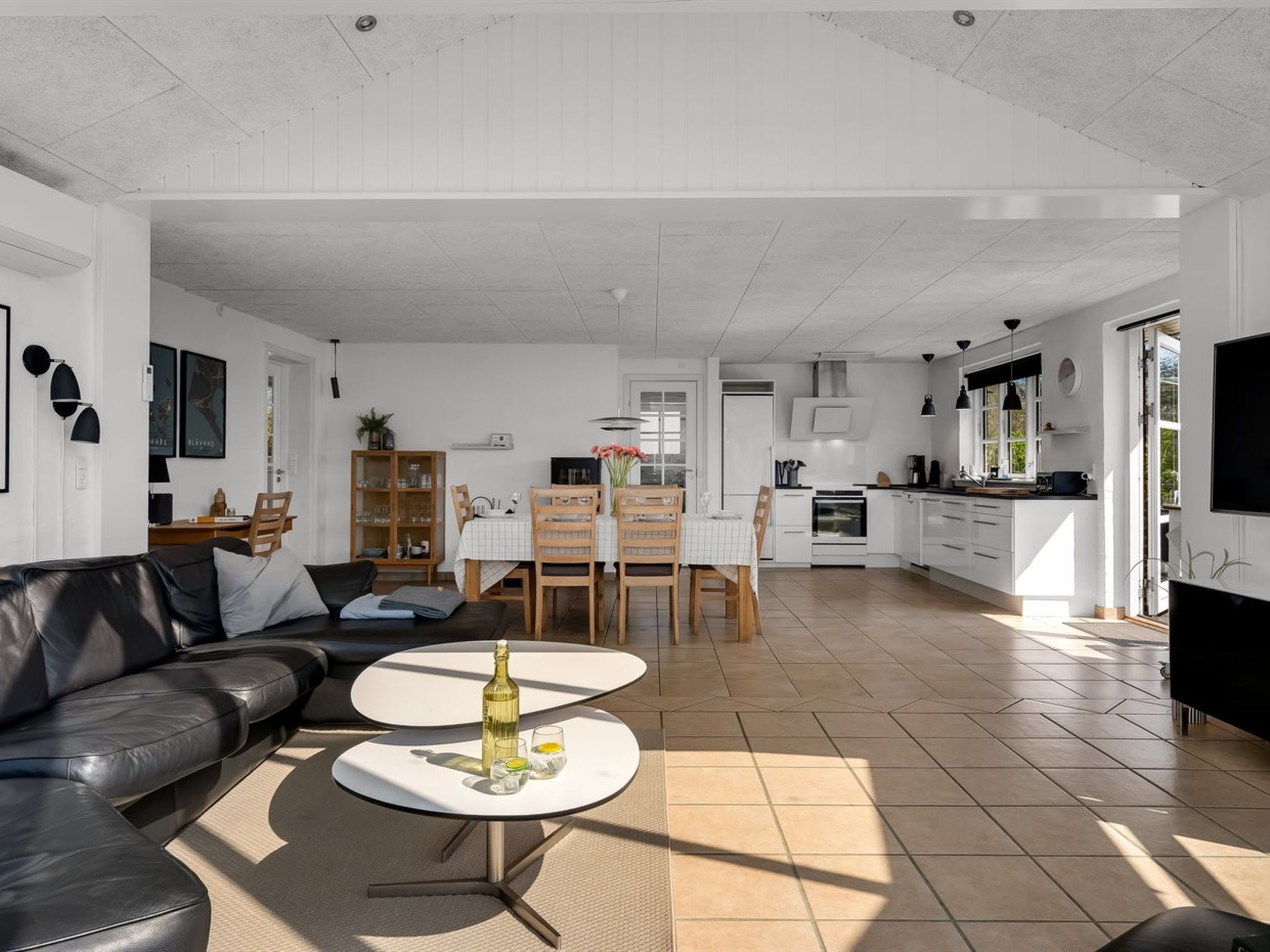 "Svenn" - 400m from the sea - Drinnen