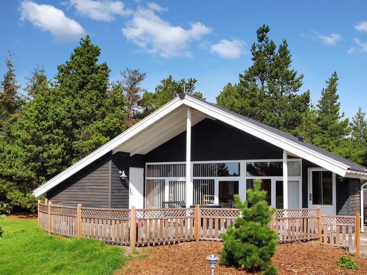 "Elske" - 1.1km from the sea", huis 3-kamers 80 m2. Het objekt is geschikt voor 6 volwassenen. Woonkamer met TV, CD-speler, stereo-installatie en DVD. 1 kamer met 1 2-pers bed. 1 kamer met 1 2-pers be..