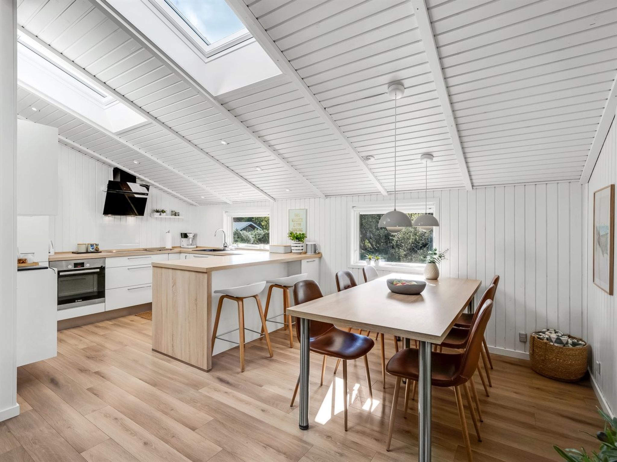 "Eirik" - 2.5km from the sea - Binnen