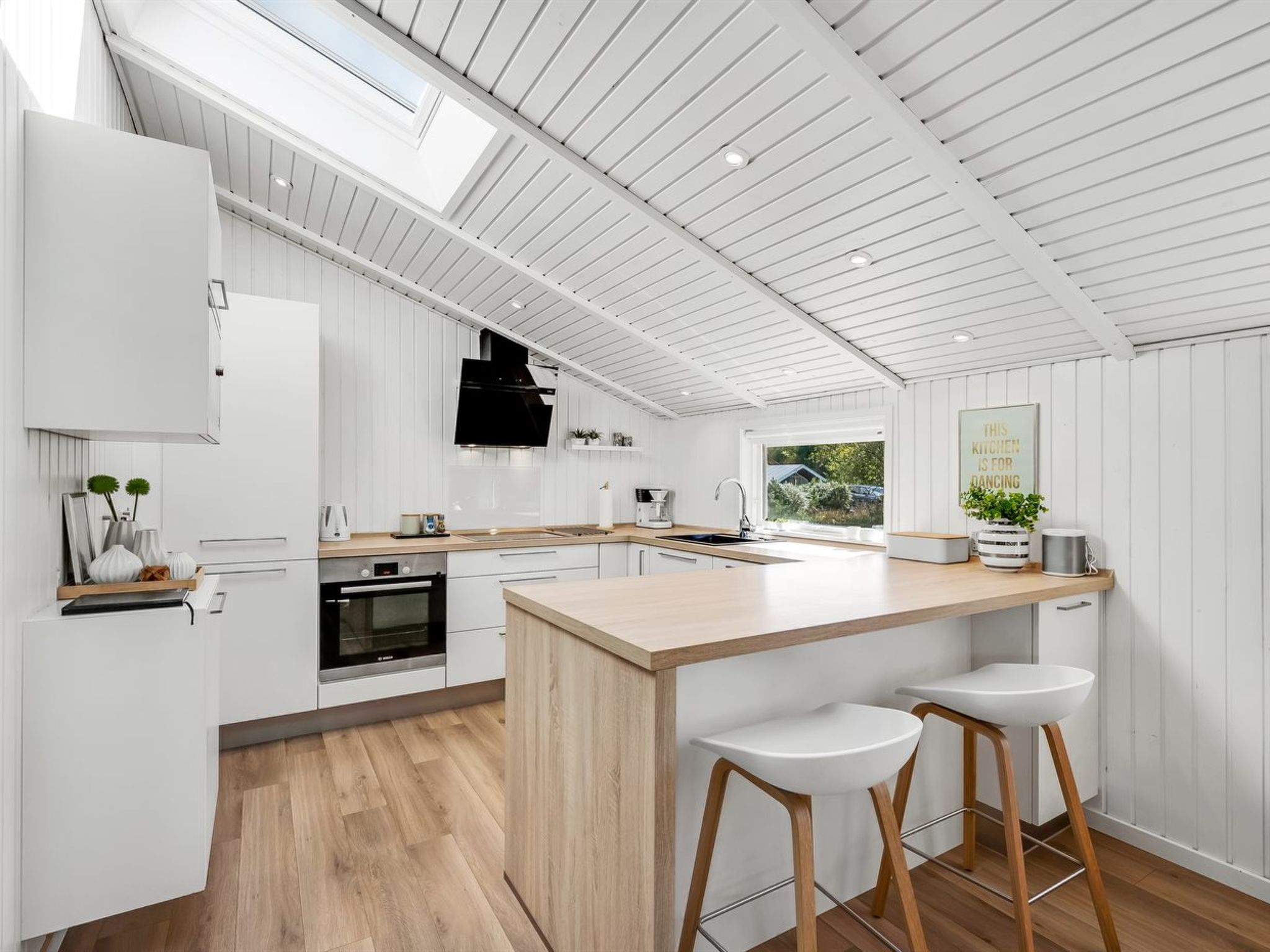 "Eirik" - 2.5km from the sea - Binnen