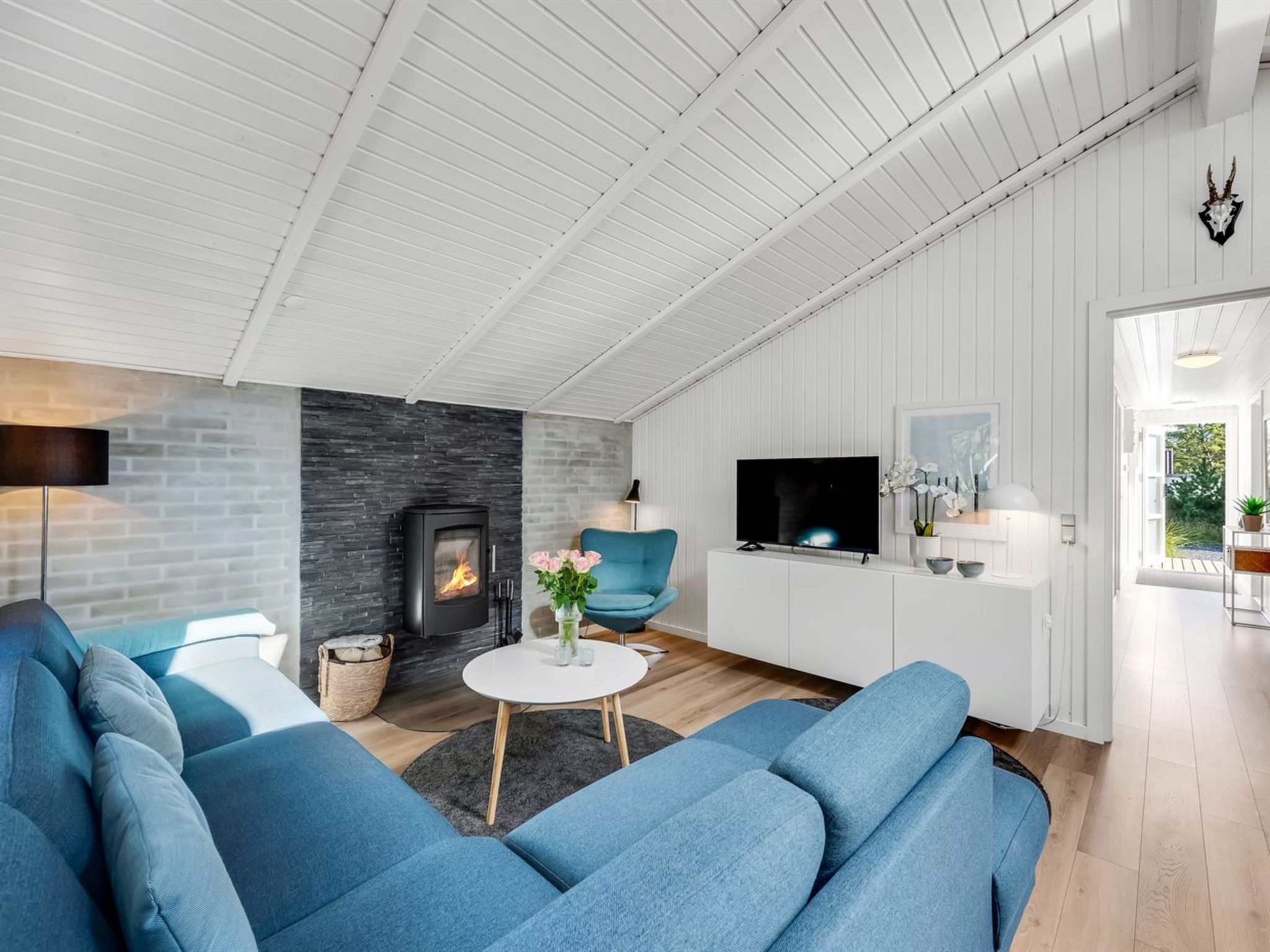 "Eirik" - 2.5km from the sea - Binnen
