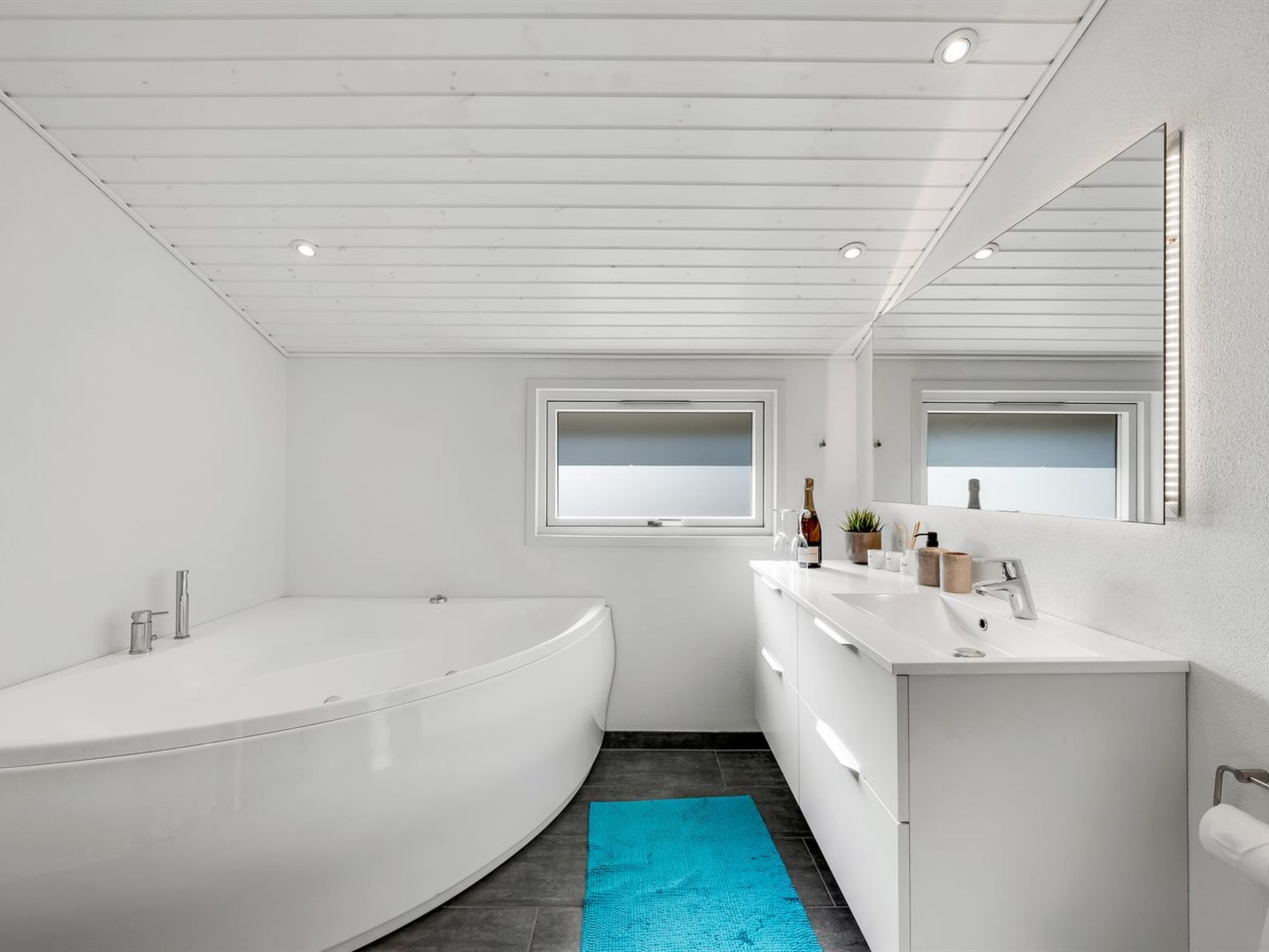 "Eirik" - 2.5km from the sea - Binnen