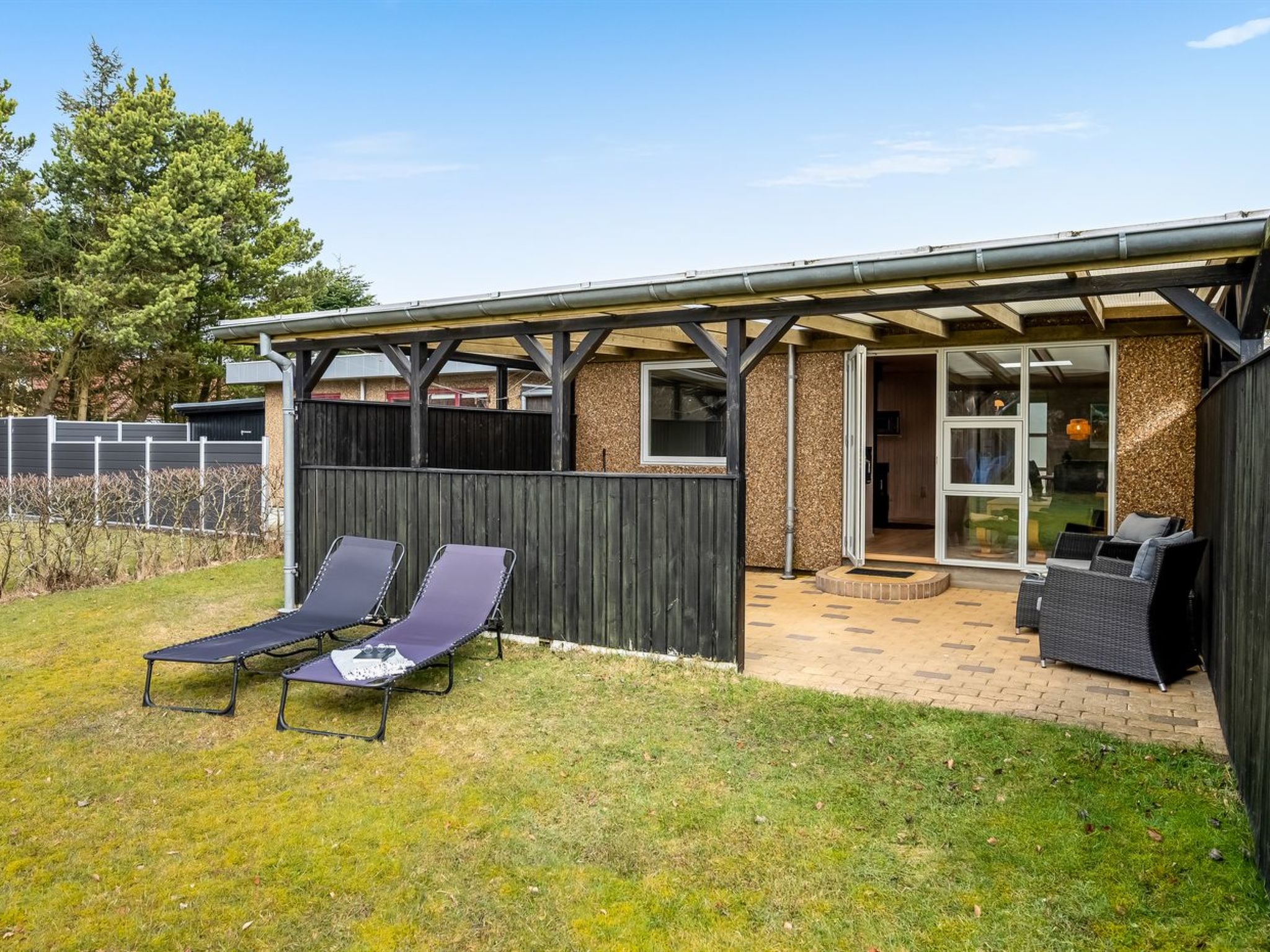 "Ragnborg" - 900m from the sea", huis 3-kamers 59 m2. Het objekt is geschikt voor 5 volwassenen + 1 kinderen. Woonkamer met TV en radio. 1 kamer met 1 bed. 1 kamer met 1 2-pers bed. 1 kamer met 1 2-pe..