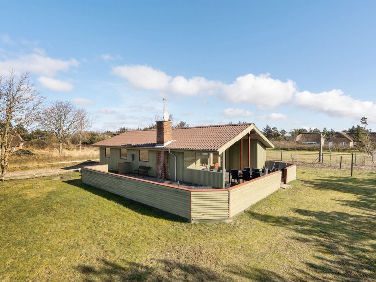 "Frille" - 200m from the sea", 3-Zimmer-Haus 91 m2. Objekt geeignet für 6 Erwachsene + 1 Kind. Wohnzimmer mit TV, CD und Stereoanlage. 1 Zimmer mit 1 Doppelbett. 1 Zimmer mit 1 Doppelbett. 1 Zimmer m..