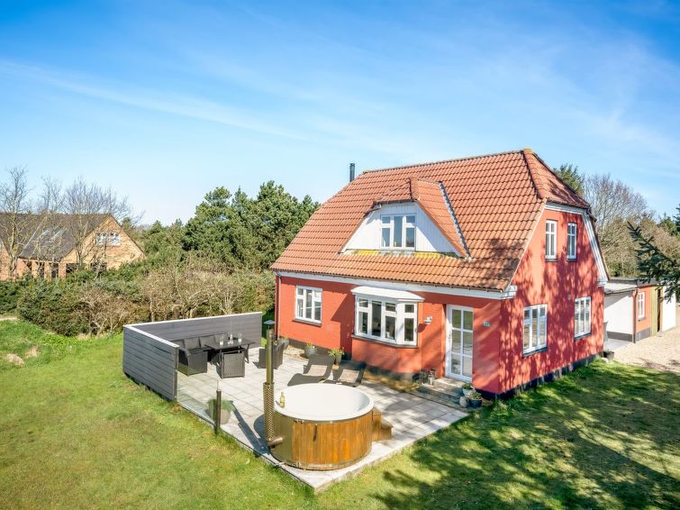 "Thorlak" - 1km from the sea", huis 2-kamers 150 m2. Het objekt is geschikt voor 6 volwassenen + 1 kinderen. Woonkamer met TV, radio, CD-speler, stereo-installatie en DVD. 1 kamer met 1 2-pers bed. Sl..