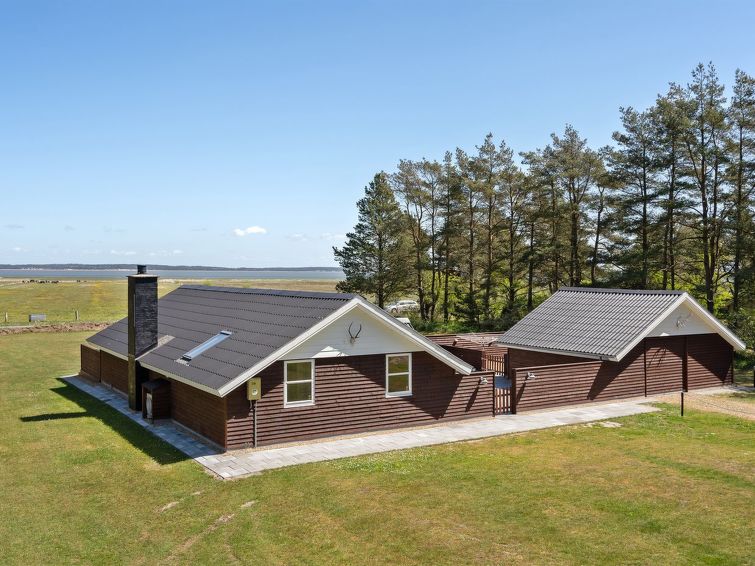 "Saila" - 500m to the inlet", huis 3-kamers 80 m2. Het objekt is geschikt voor 6 volwassenen. Woonkamer met TV, CD-speler, stereo-installatie en DVD. 1 kamer met 1 2-pers bed. 1 kamer met 1 2-pers bed..