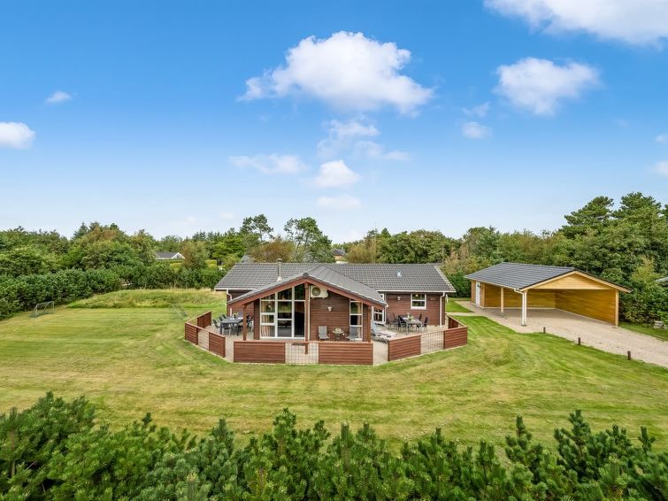 "Thorger" - 550m from the sea", huis 4-kamers 114 m2. Het objekt is geschikt voor 7 volwassenen. Woonkamer met TV. 1 kamer met 1 2-pers bed. 1 kamer met 1 2-pers bed. 1 kamer met 1 2-pers bed. 1 kamer..