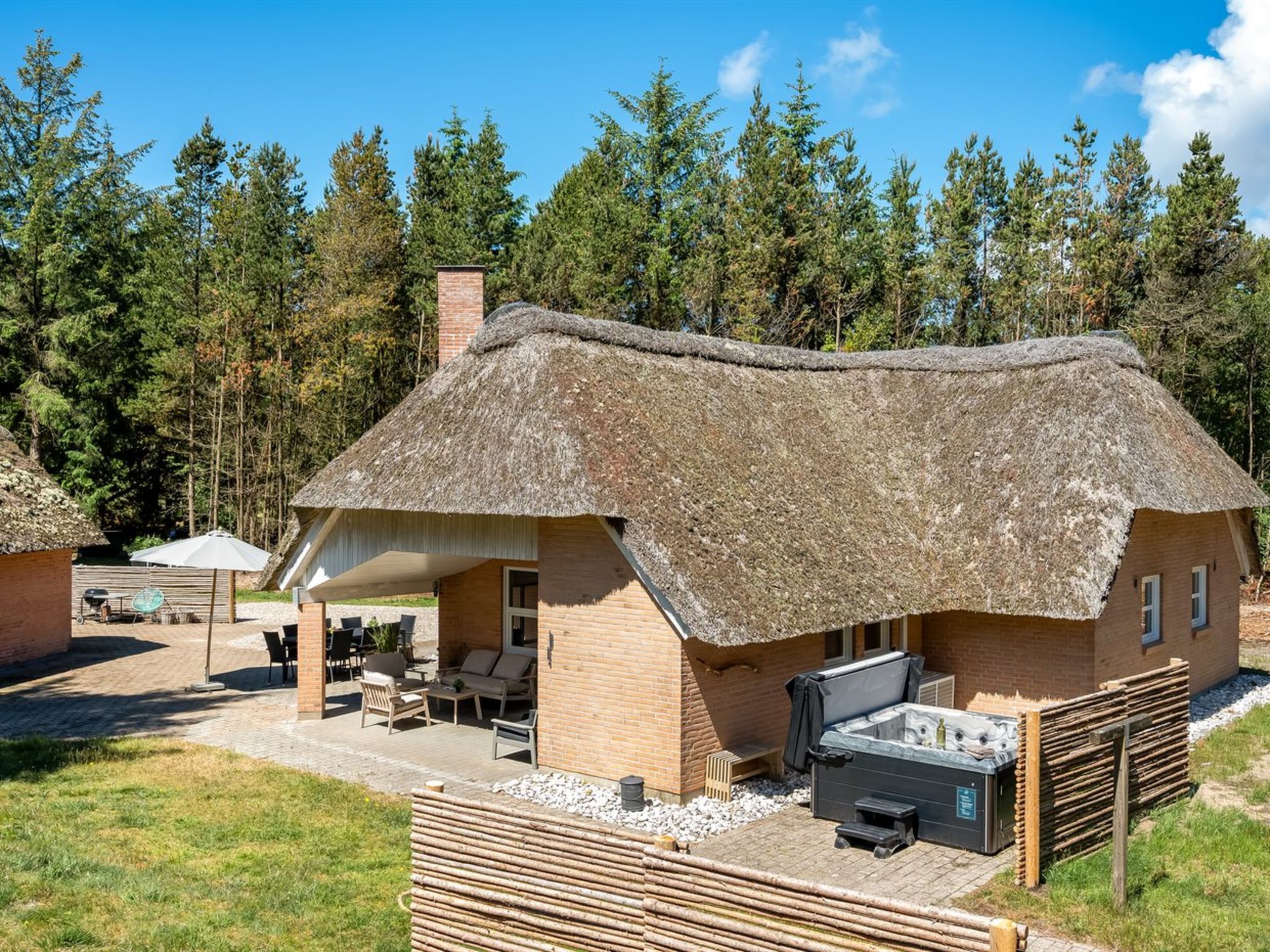 "Batsha" - 1.7km from the sea - Buiten