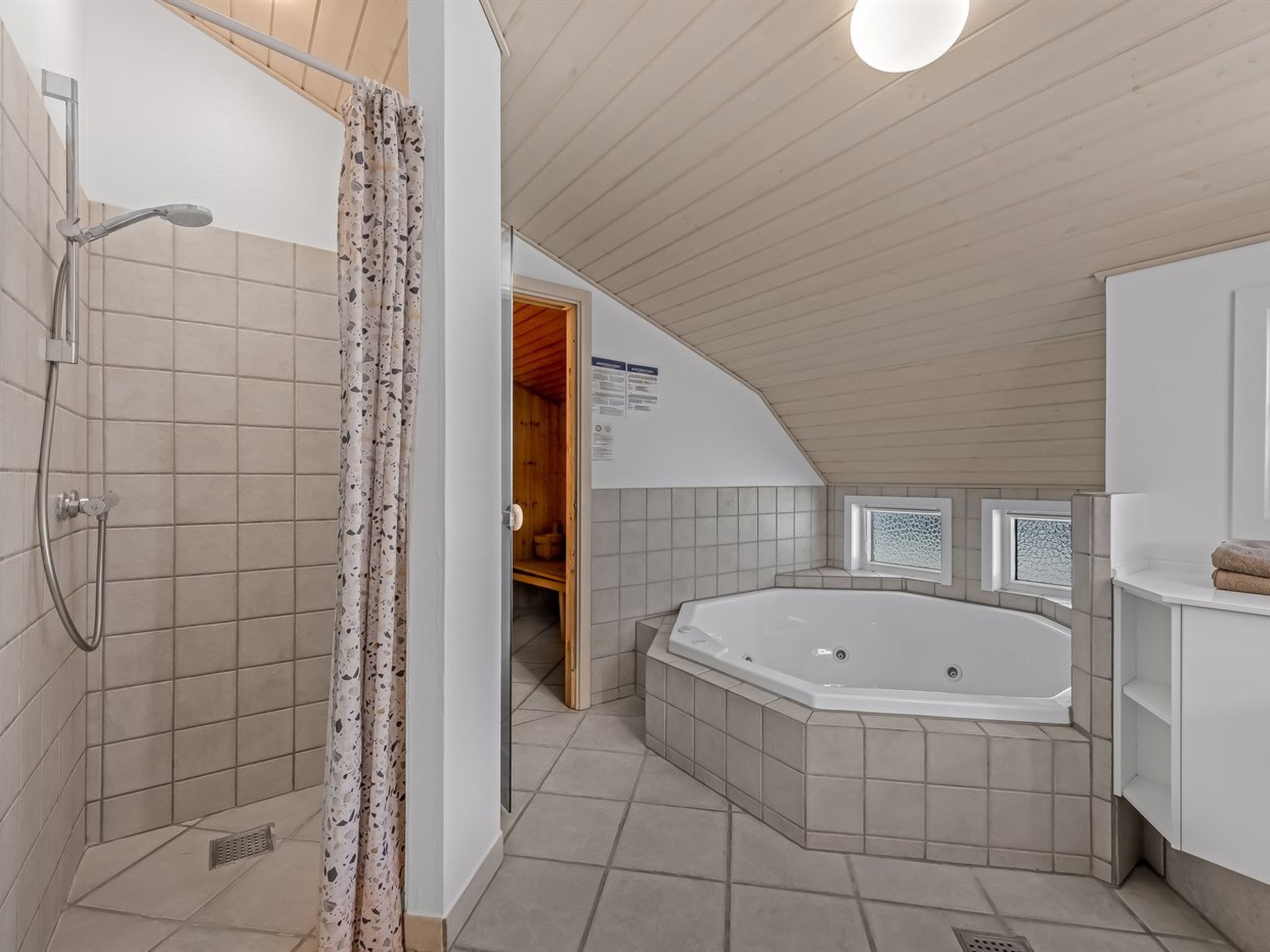 "Batsha" - 1.7km from the sea-Drinnen
