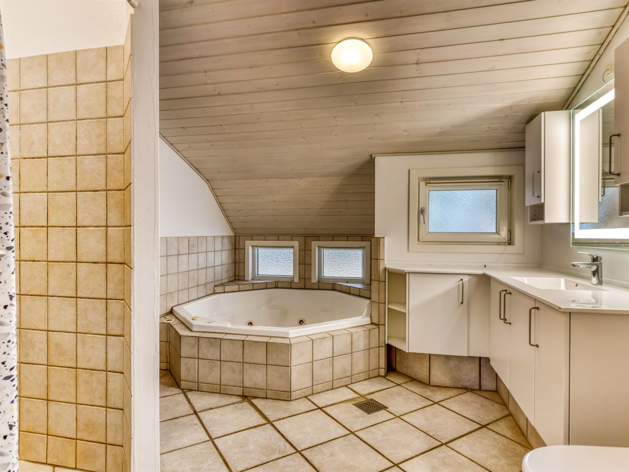 "Batsha" - 1.7km from the sea-Binnen