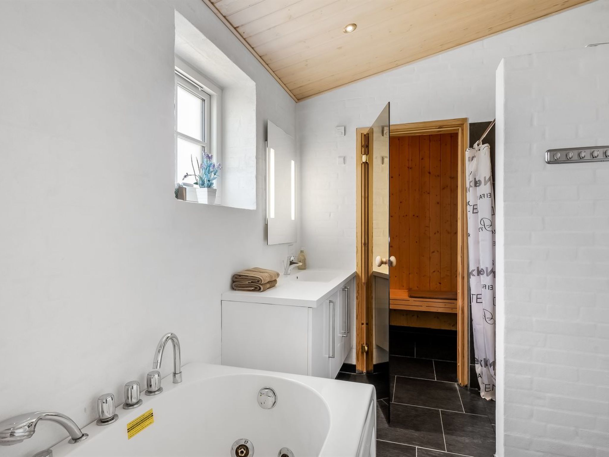 "Merit" - 3.2km from the sea-Inside