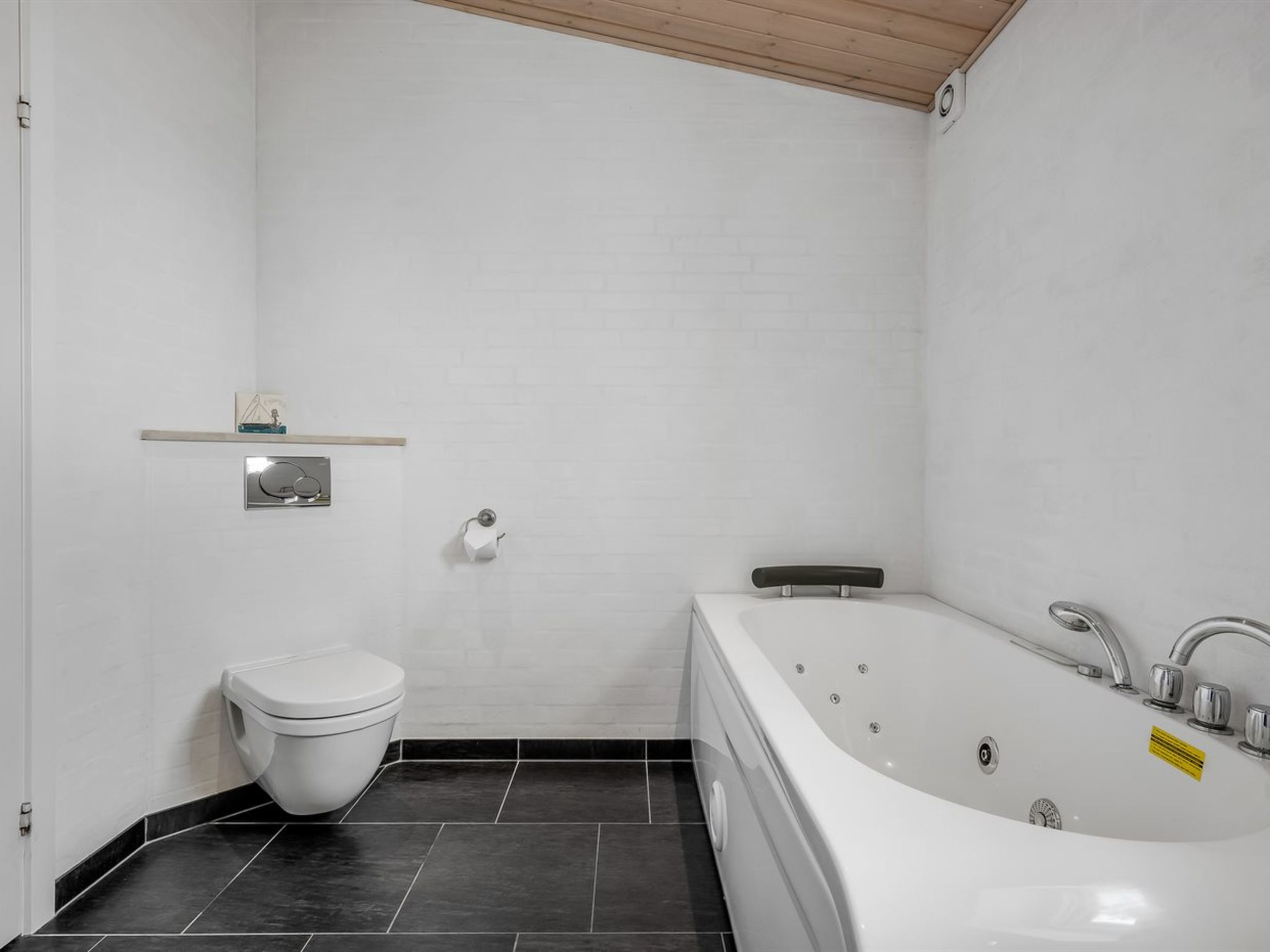 "Merit" - 3.2km from the sea-Inside