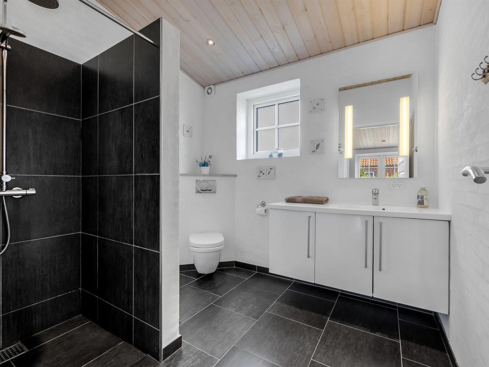 "Merit" - 3.2km from the sea-Inside