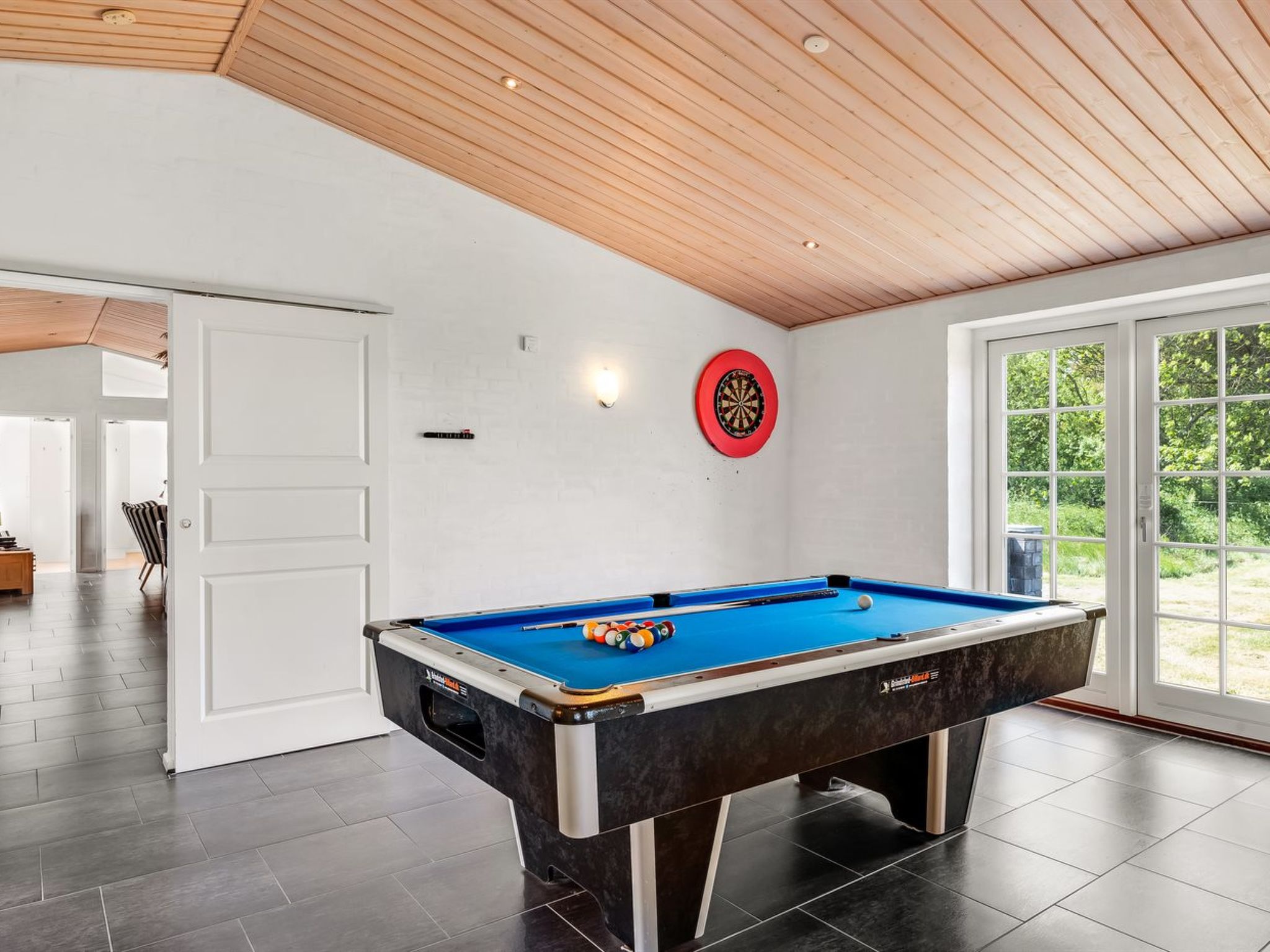 "Sod" - 3.2km from the sea-Dedans