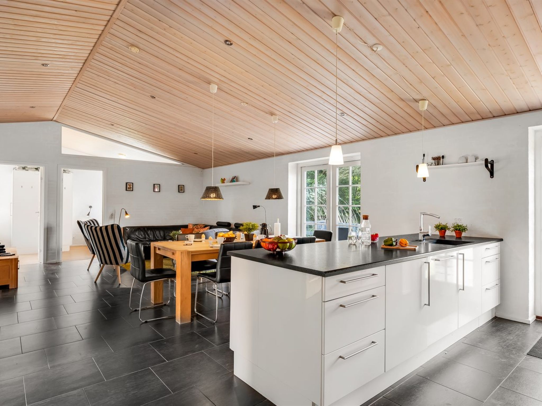 "Sod" - 3.2km from the sea-Dedans