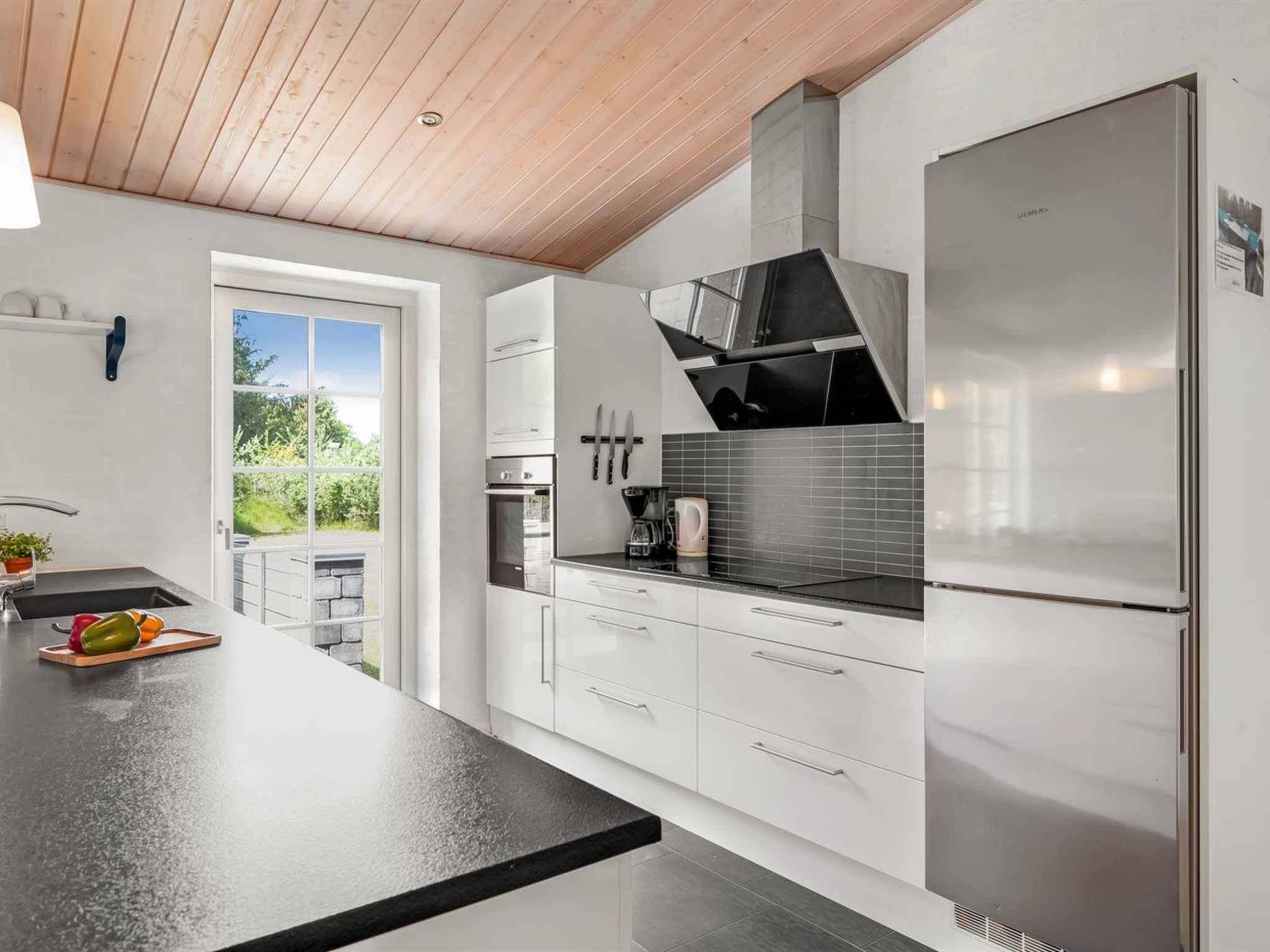 "Sod" - 3.2km from the sea-Dedans