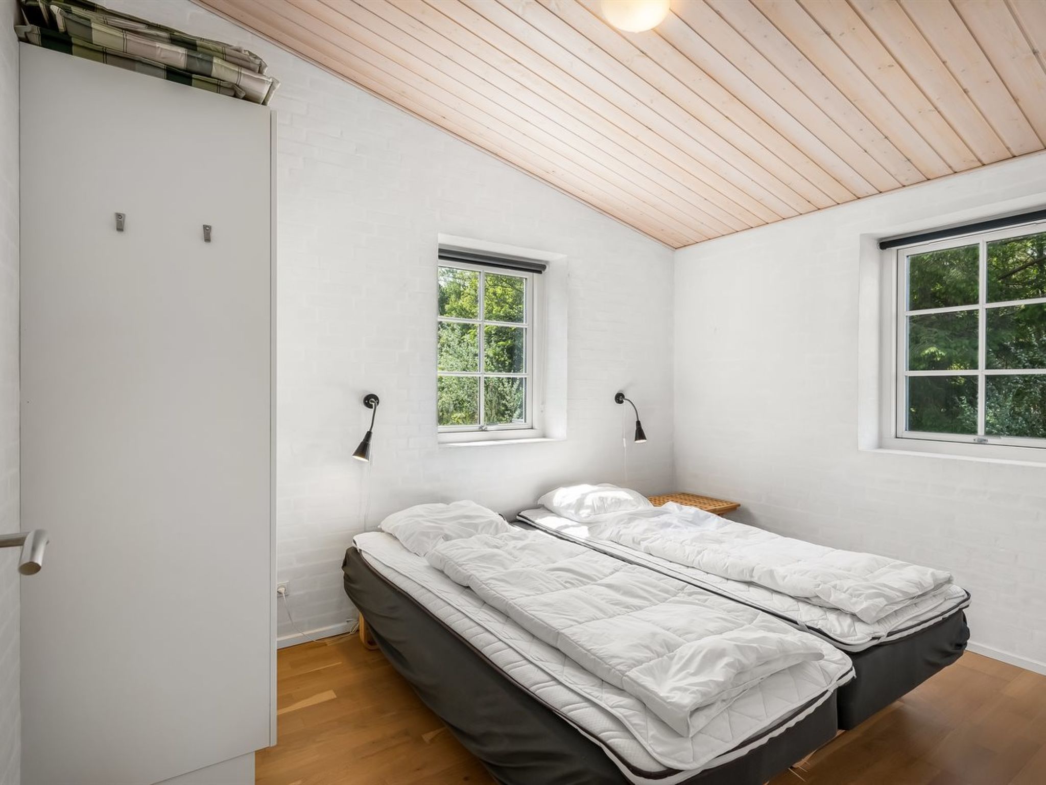 "Sod" - 3.2km from the sea-Dedans