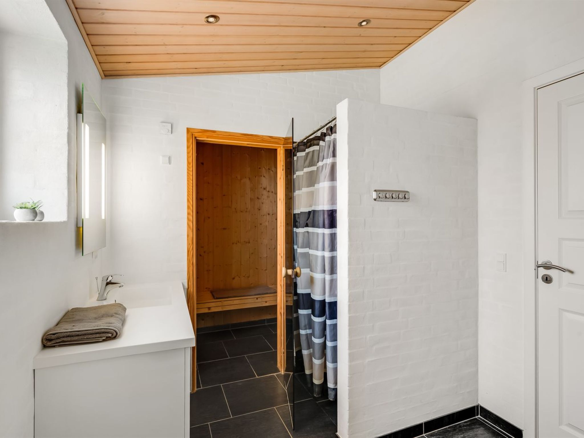 "Sod" - 3.2km from the sea-Dedans