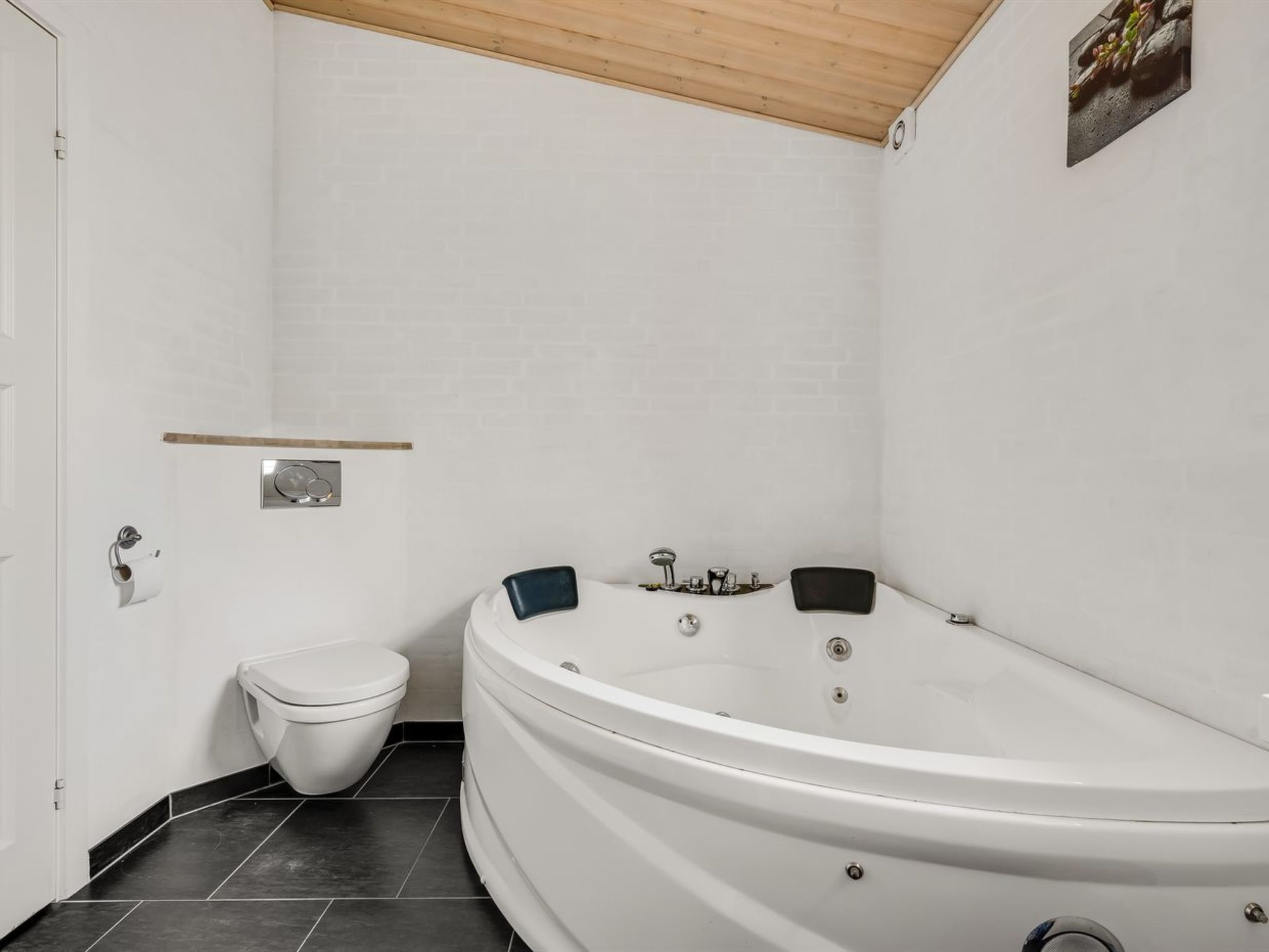 "Sod" - 3.2km from the sea-Dedans