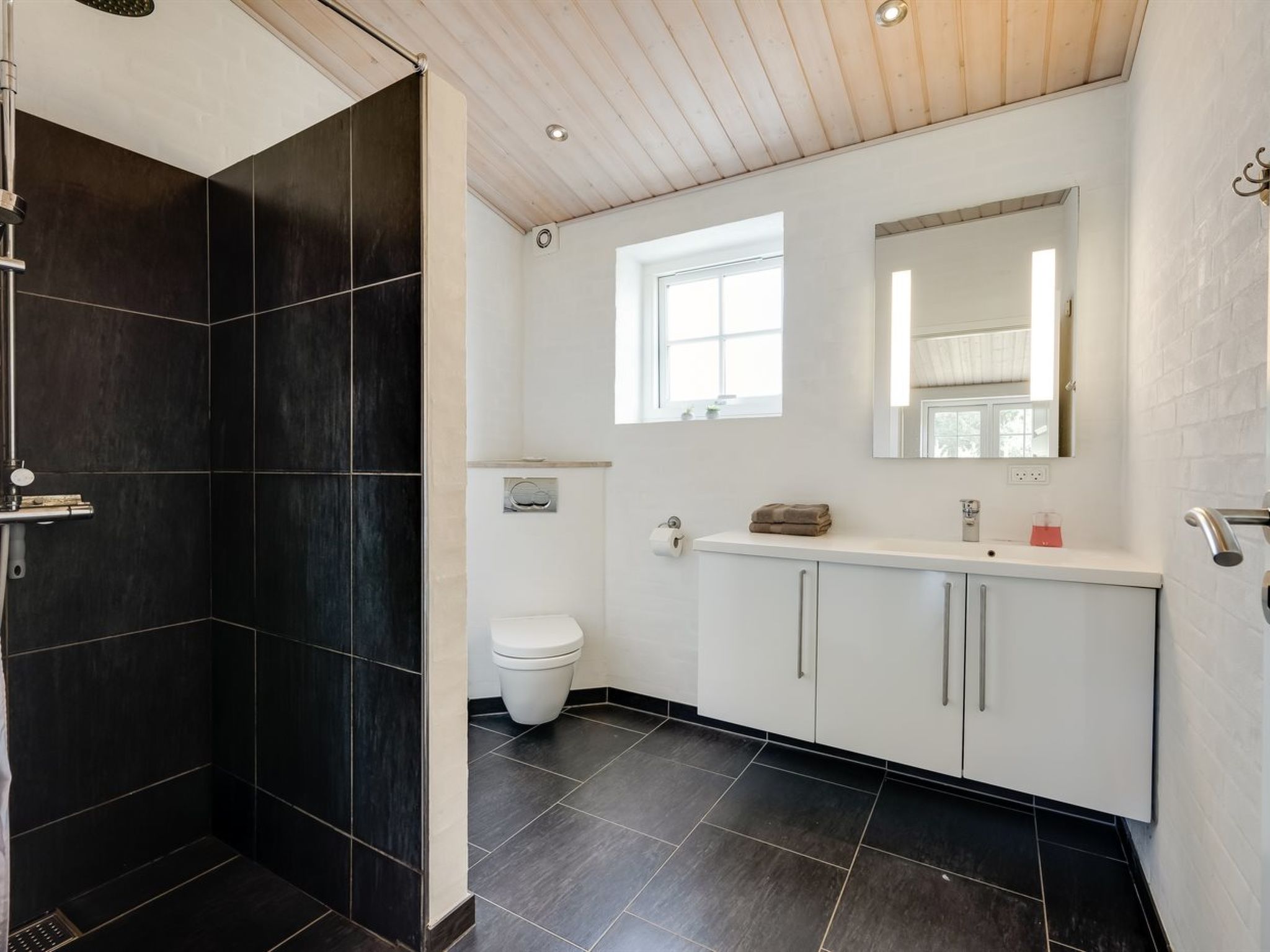 "Sod" - 3.2km from the sea-Dedans