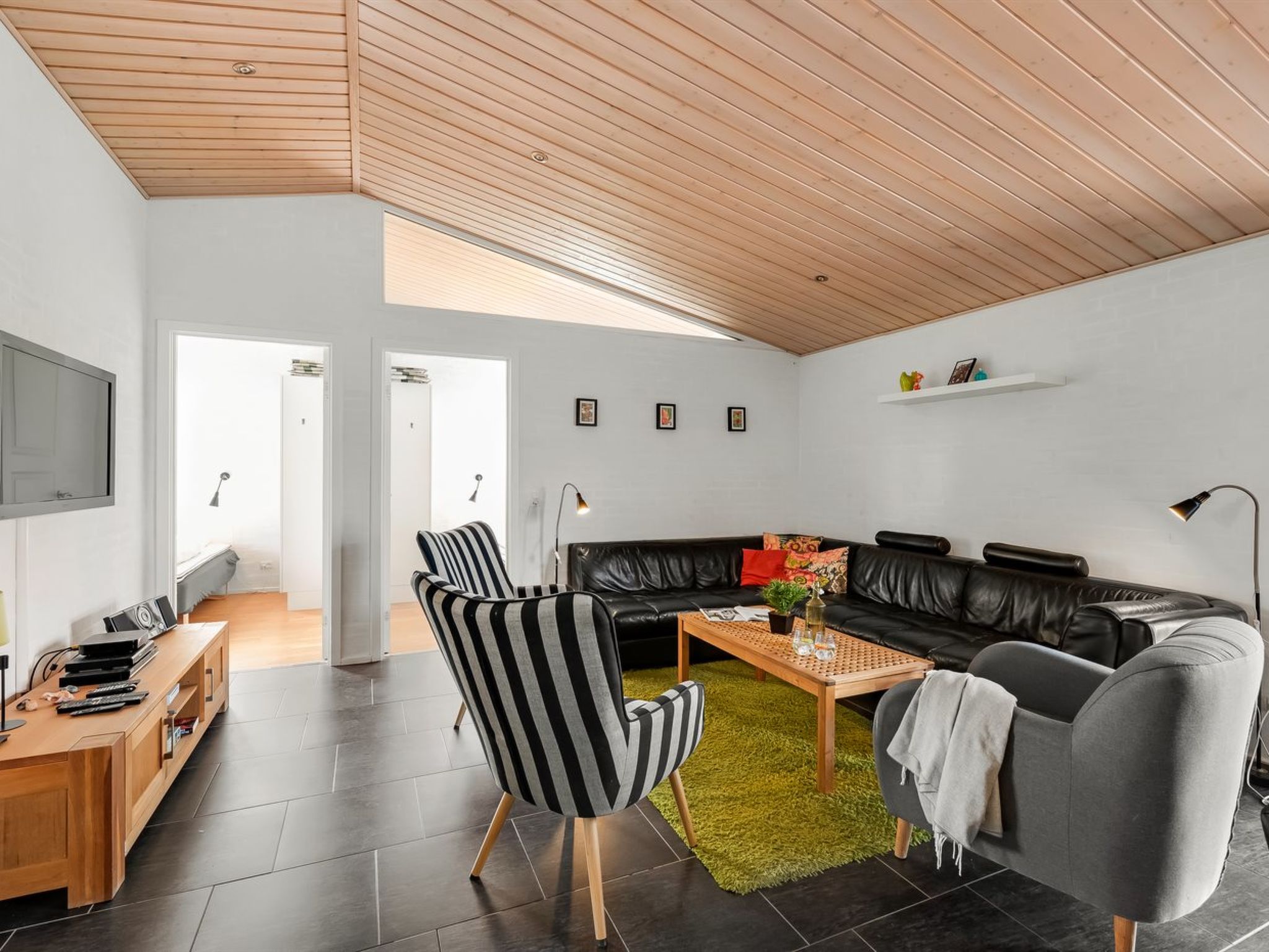 "Sod" - 3.2km from the sea — Living Room (3 of 24)