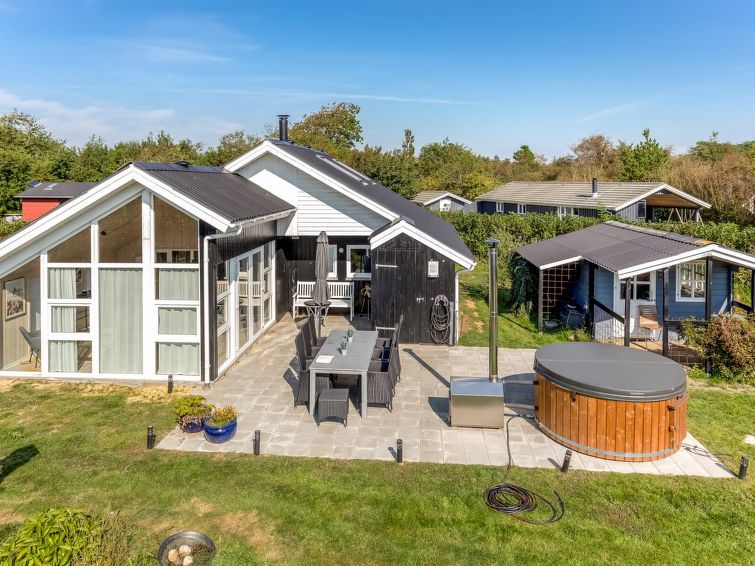 "Gudmundine" - 350m to the fjord", huis 2-kamers 71 m2. Het objekt is geschikt voor 6 volwassenen + 1 kinderen. Woonkamer met TV en radio. 1 kamer met 1 2-pers bed. Open galerij, 1 kamer met 2 bedden ..