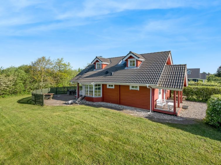 "Liam" - 800m to the fjord", huis 3-kamers 125 m2. Het objekt is geschikt voor 8 volwassenen. Woonkamer met TV en DVD. 1 kamer met 1 2-pers bed. Keuken (oven, afwasmachine, 4 keramische glas kookplate..