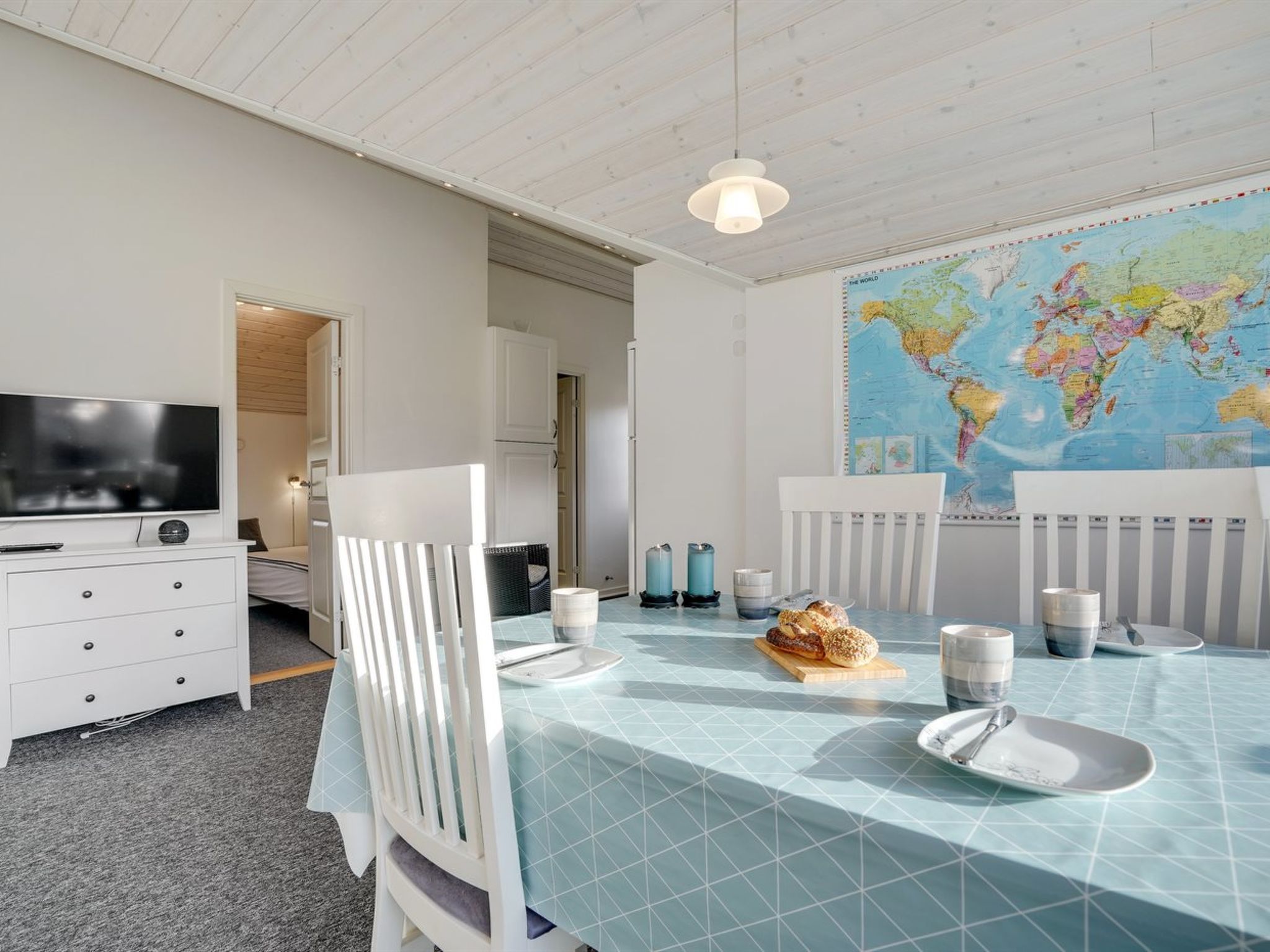 "Ingward" - 300m to the fjord-Drinnen
