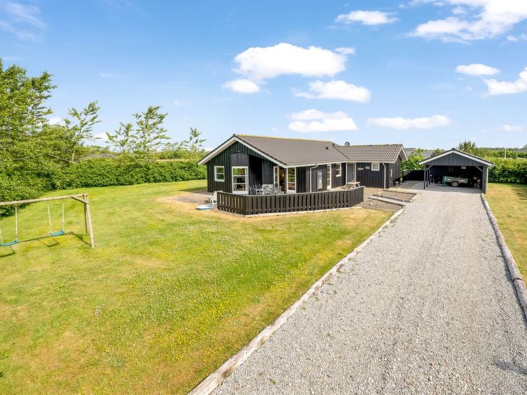"Saara" - 700m to the inlet", huis 3-kamers 116 m2. Het objekt is geschikt voor 6 volwassenen + 1 kinderen. Woonkamer met TV, radio, CD-speler, stereo-installatie en DVD. 1 kamer met 1 2-pers bed. 1 k..