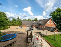 Blaguna: Ruim familiehuis aan zee met sauna en speeltuin voor 18 personen - thumbnail 1
