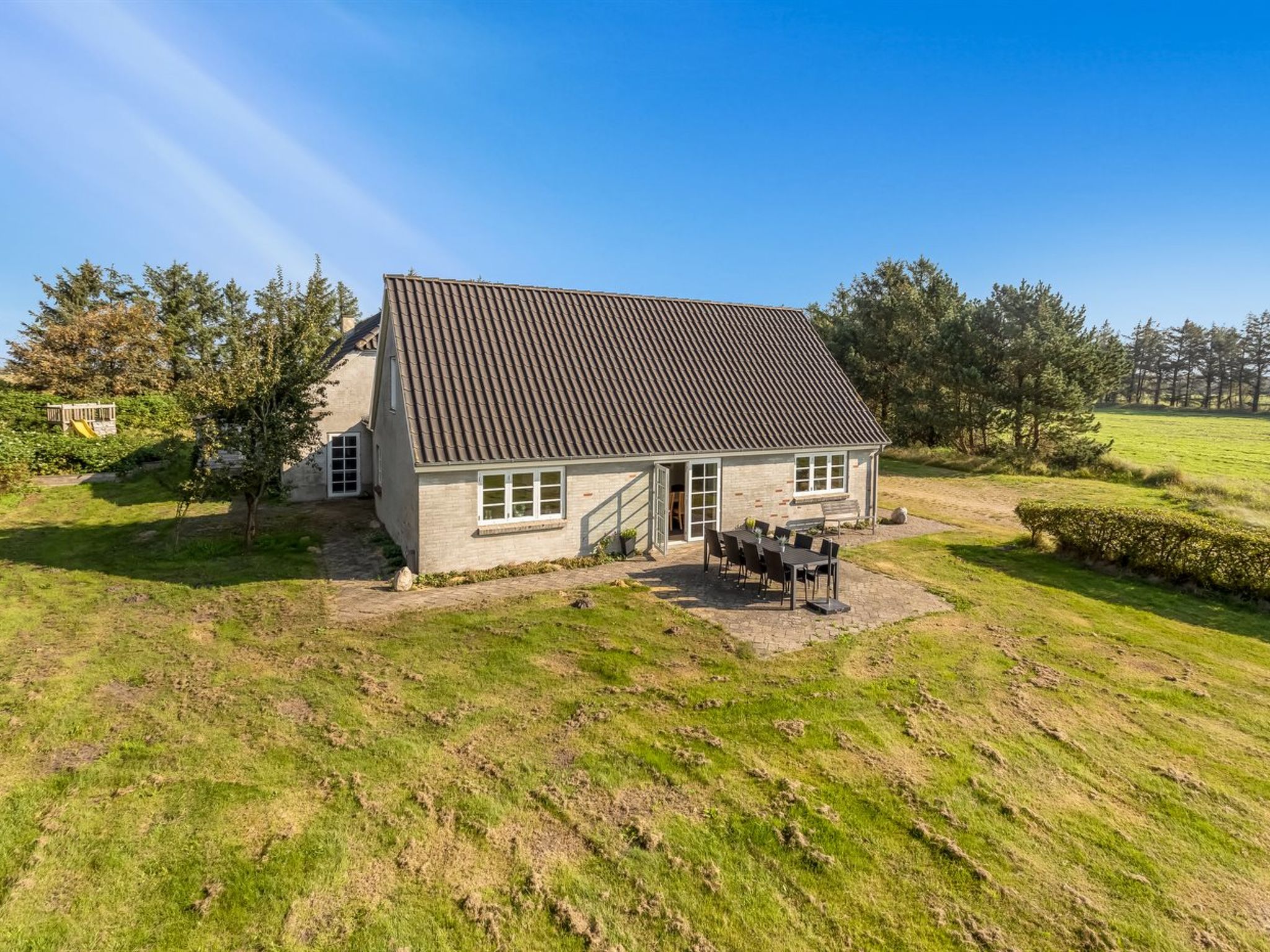 "Merrit" - 4.6km to the fjord - Buiten