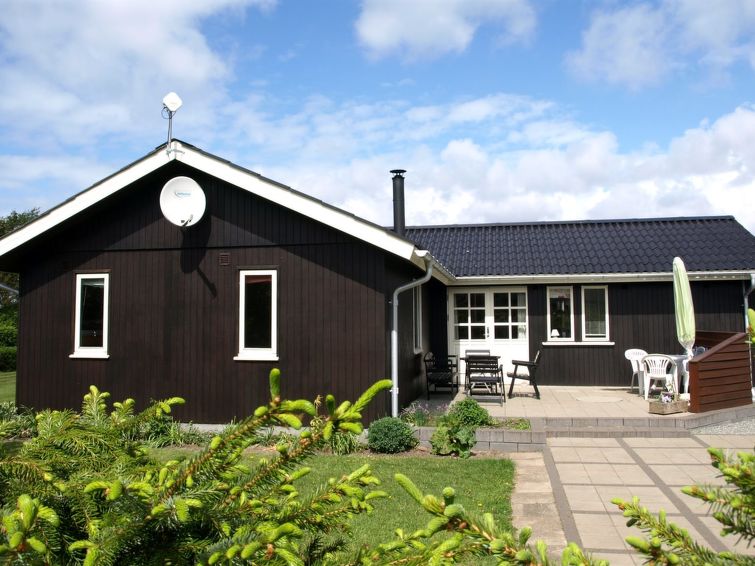 "Theodor" - 180m to the inlet", huis 3-kamers 90 m2. Het objekt is geschikt voor 6 volwassenen + 1 kinderen. Woonkamer met TV, CD-speler en stereo-installatie. 1 kamer met 1 2-pers bed. 1 kamer met 2 ..