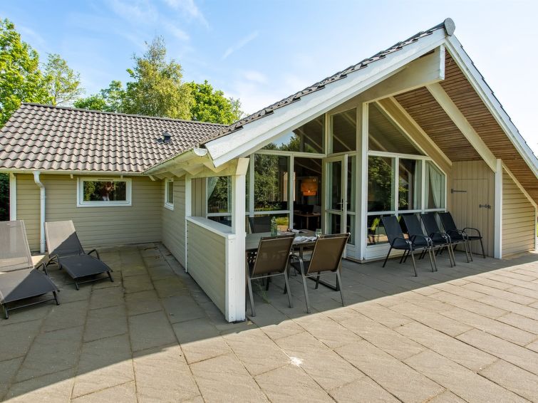 "Isving" - 1.1km to the inlet", huis 3-kamers 93 m2. Het objekt is geschikt voor 8 volwassenen + 1 kinderen. Woonkamer met TV, CD-speler, stereo-installatie en DVD. 1 kamer met 1 2-pers bed. 1 kamer m..