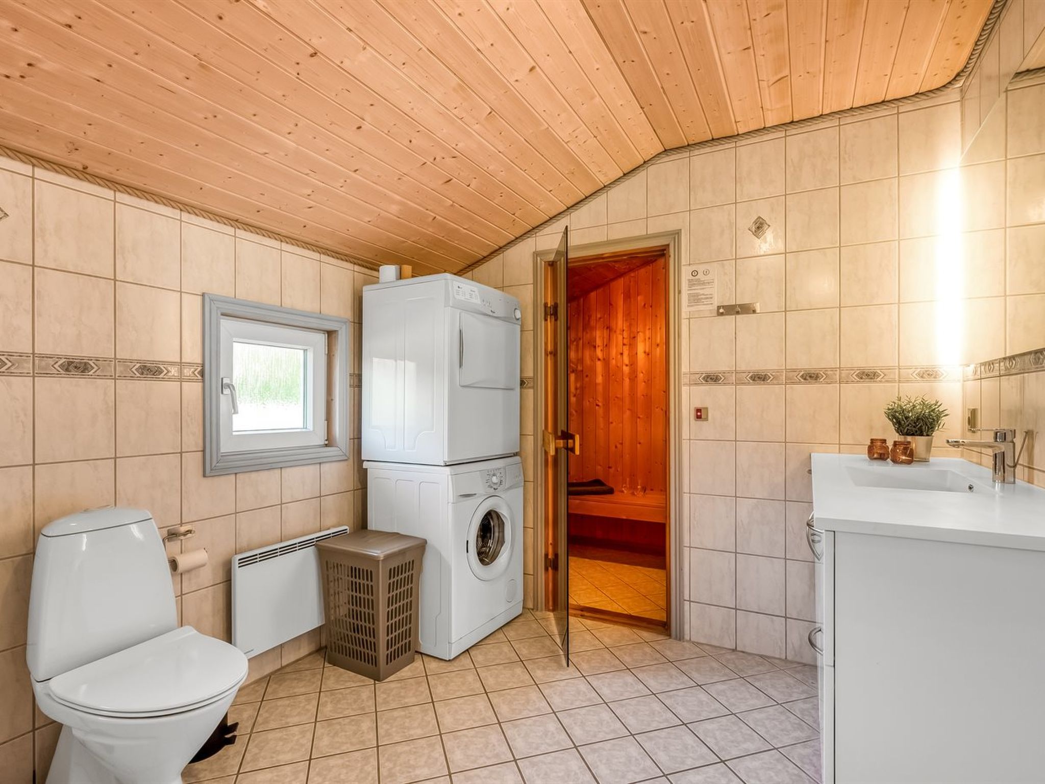 "Robertha" - 800m to the fjord - Binnen