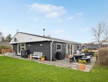 Kjartan: sfeervol vakantiehuis 32 meter van het fjord in Hemmet - thumbnail 1