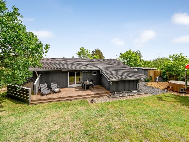 "Terkel" - 800m to the inlet", 3-Zimmer-Haus 71 m2. Objekt geeignet für 6 Erwachsene + 1 Kind. Wohnzimmer mit TV und DVD. 1 Zimmer mit 1 Doppelbett. 1 Zimmer mit 1 Doppelbett. 1 Zimmer mit 1 x 2 Etag..